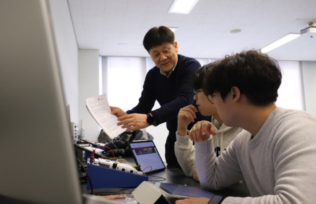 Founding Chair Prof. Hong Mentors Students, Spring 2023